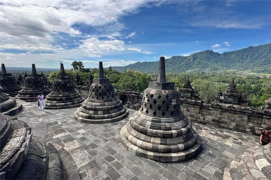 Yogyakarta: Borobudur Climb-up & Prambanan Temple Day Tour - Prambanan temple compound: Shiva towers and Ramayana reliefs