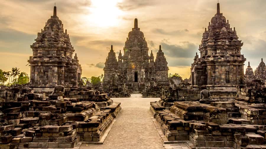Yogyakarta: Borobudur sunrise(guarantee climb up)& Prambanan - Stumbu Hill and the pre-temple timing game