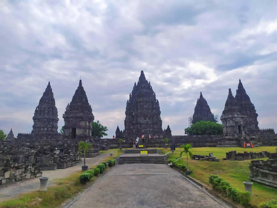 Yogyakarta: Borobudur sunrise(guarantee climb up)& Prambanan - Borobudur galleries: 504 Buddha statues and the seated Buddha moment