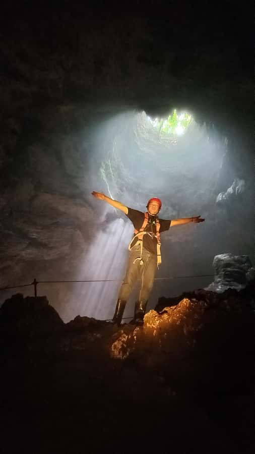 Yogyakarta: Jomblang Cave and Pindul Cave all inclusive Trip - Pindul Cave tubing: the donut boat float down the emerald river